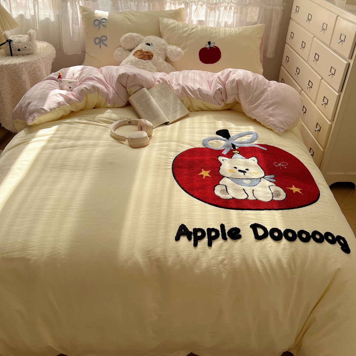 91家纺网 家纺一手货源 找家纺 盼季家纺 2025年A类毛巾绣水洗棉床上用品四件套学生宿舍床单被套三件套（含买家秀） 毛巾绣-丝带苹果汪汪