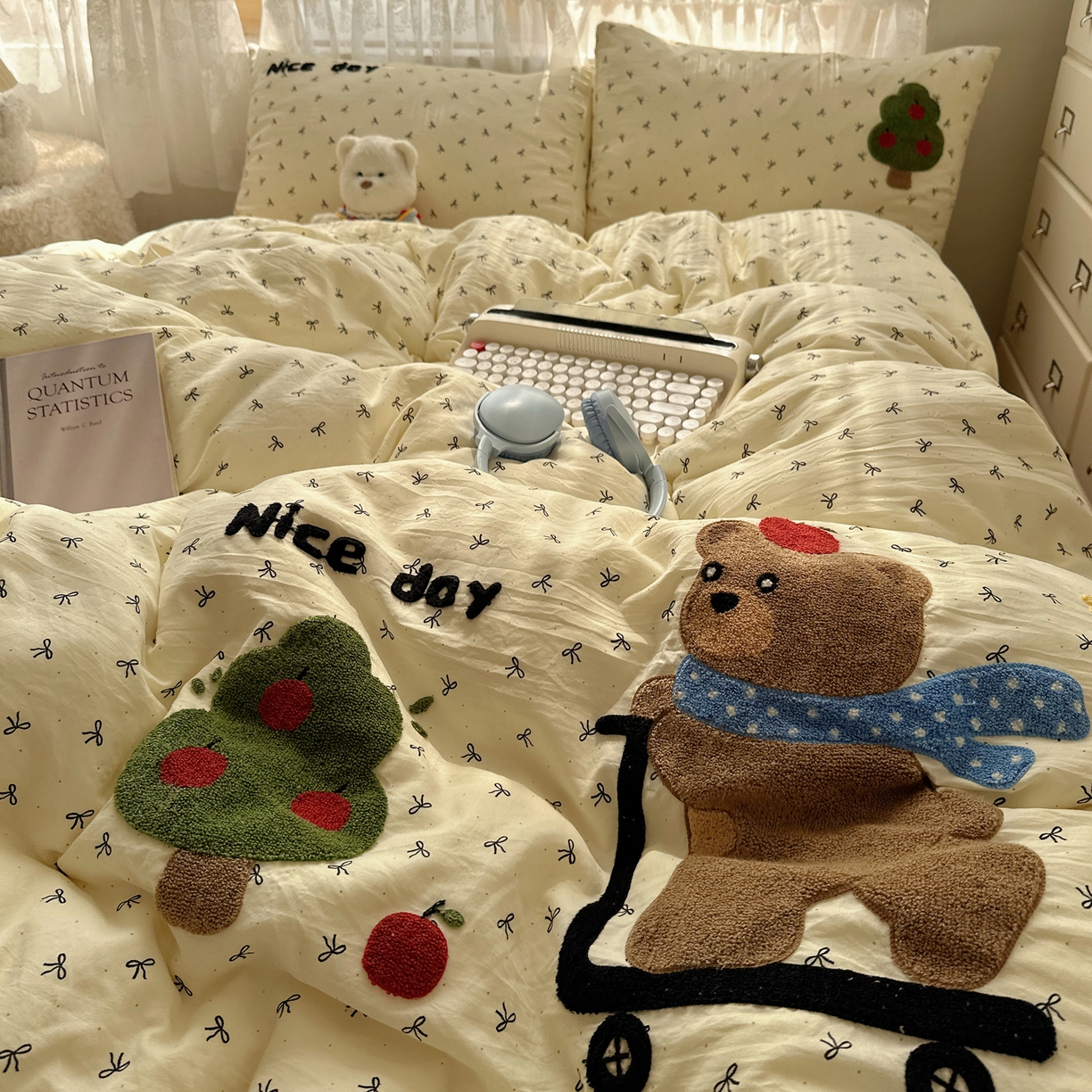 91家纺网 家纺一手货源 找家纺 盼季家纺 2025年A类毛巾绣水洗棉床上用品四件套学生宿舍床单被套三件套（含买家秀） 毛巾绣-滑板小熊