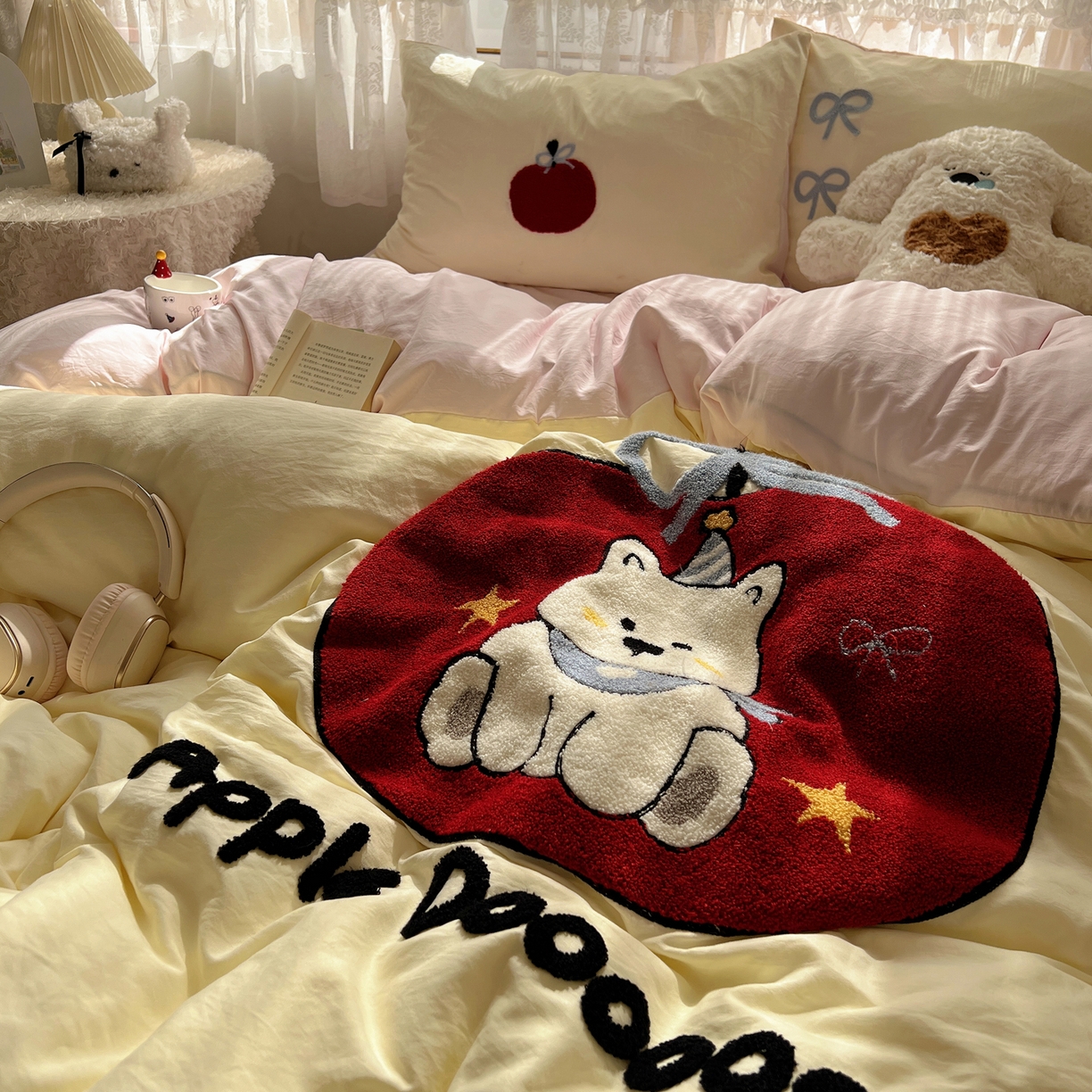 91家纺网 家纺一手货源 找家纺 盼季家纺 2025年A类毛巾绣水洗棉床上用品四件套学生宿舍床单被套三件套（含买家秀） 毛巾绣-丝带苹果汪汪