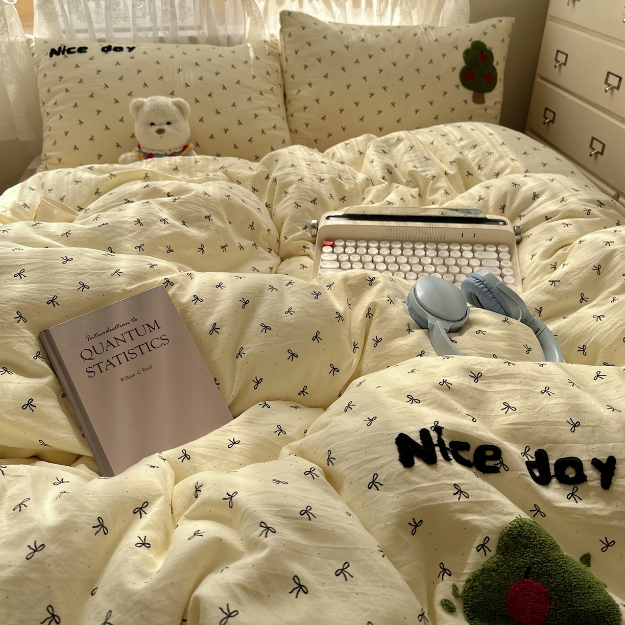 91家纺网 家纺一手货源 找家纺 盼季家纺 2025年A类毛巾绣水洗棉床上用品四件套学生宿舍床单被套三件套（含买家秀） 毛巾绣-滑板小熊