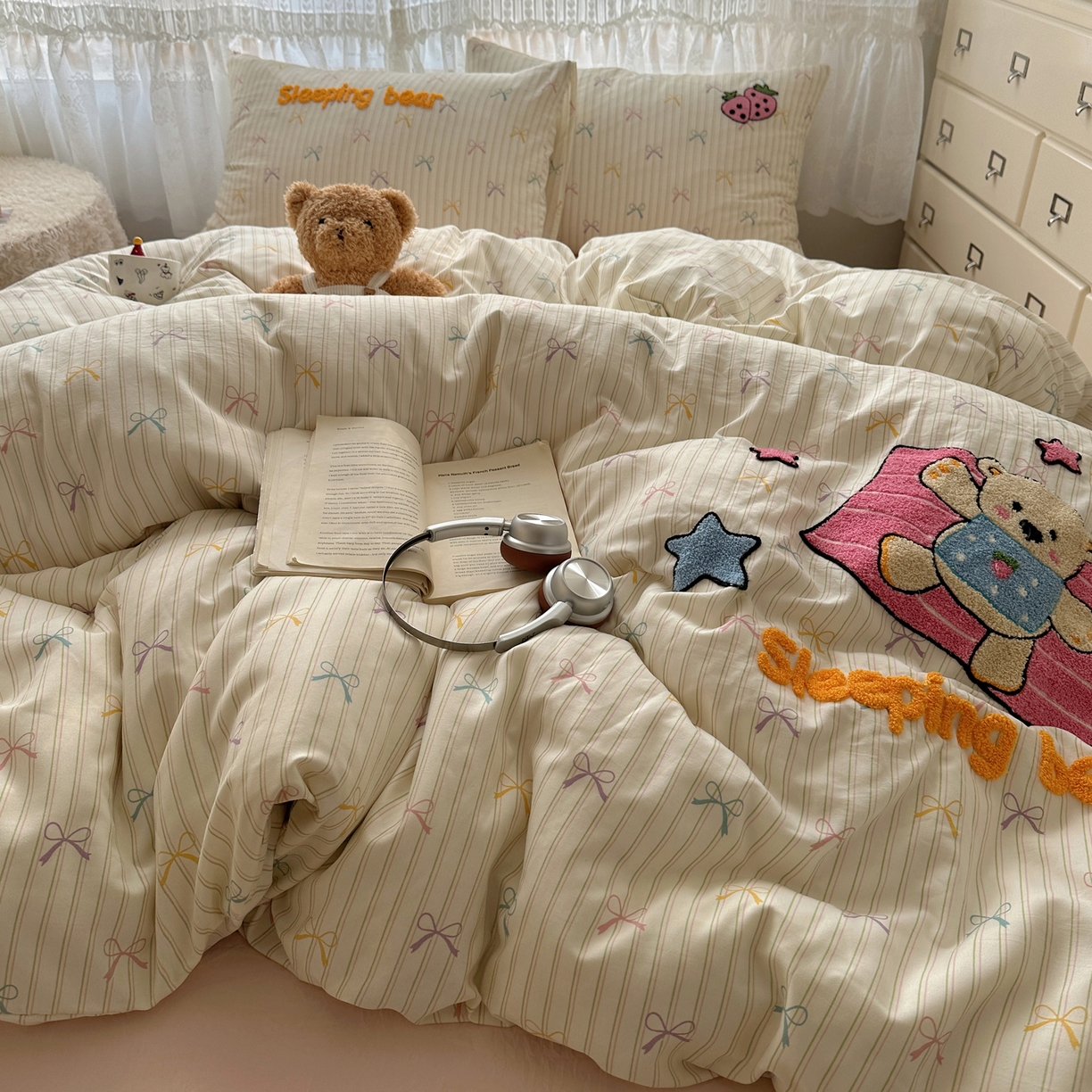 91家纺网 家纺一手货源 找家纺 盼季家纺 2025年A类毛巾绣水洗棉床上用品四件套学生宿舍床单被套三件套（含买家秀） 毛巾绣-躺平小熊