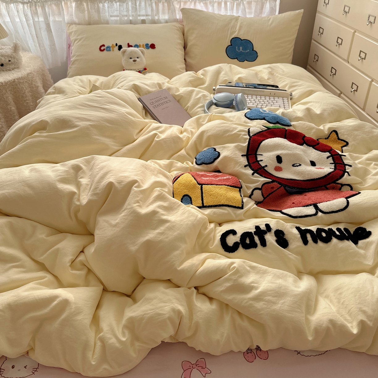 91家纺网 家纺一手货源 找家纺 盼季家纺 2025年A类毛巾绣水洗棉床上用品四件套学生宿舍床单被套三件套（含买家秀） 毛巾绣-KK猫的房子