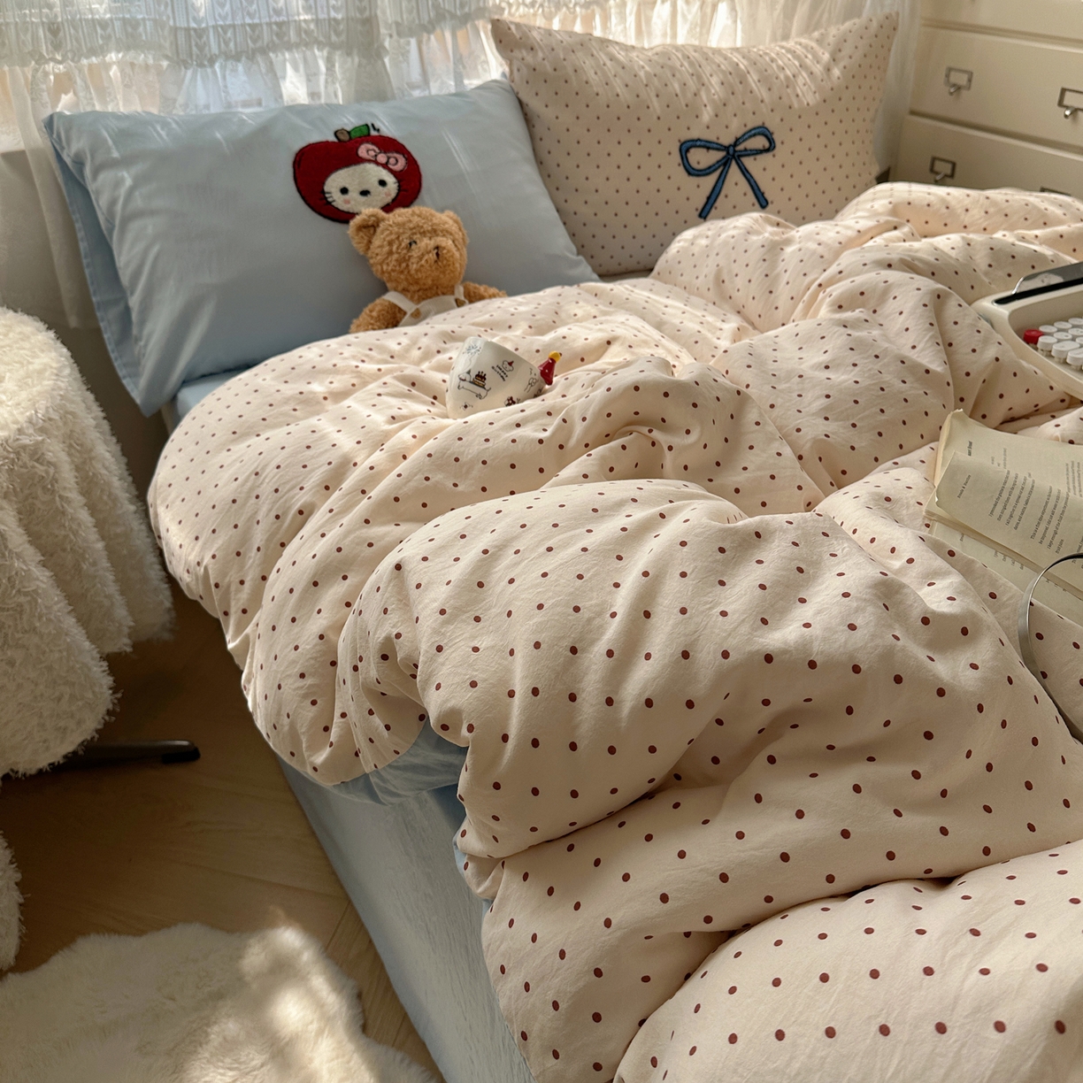 91家纺网 家纺一手货源 找家纺 盼季家纺 2025年A类毛巾绣水洗棉床上用品四件套学生宿舍床单被套三件套（含买家秀） 毛巾绣-波点苹果猫