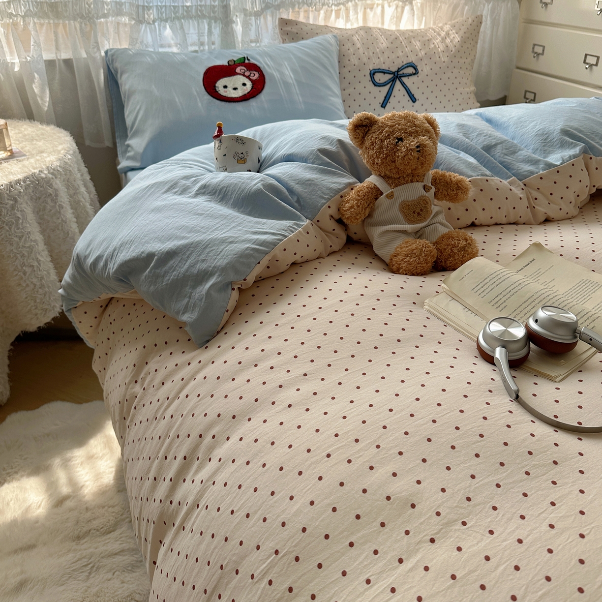 91家纺网 家纺一手货源 找家纺 盼季家纺 2025年A类毛巾绣水洗棉床上用品四件套学生宿舍床单被套三件套（含买家秀） 毛巾绣-波点苹果猫