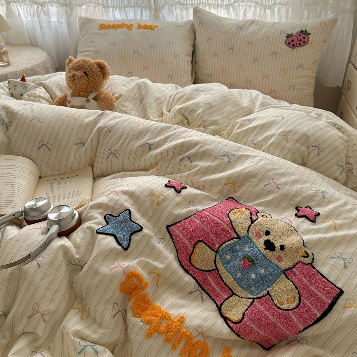 91家纺网 家纺一手货源 找家纺 盼季家纺 2025年A类毛巾绣水洗棉床上用品四件套学生宿舍床单被套三件套（含买家秀） 毛巾绣-躺平小熊