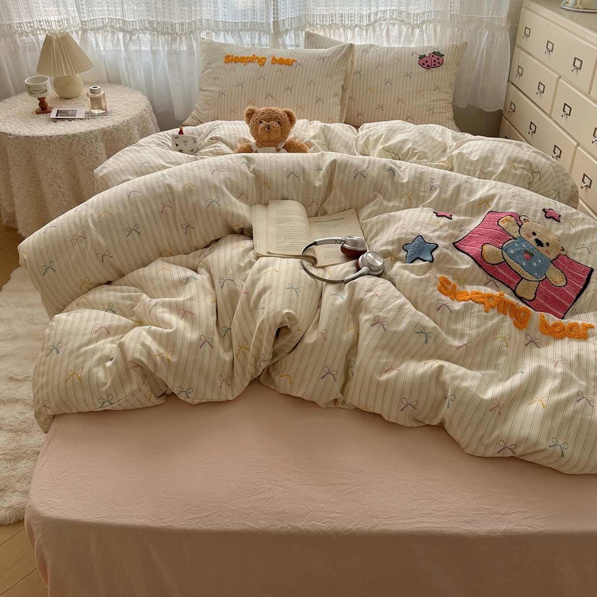 91家纺网 家纺一手货源 找家纺 盼季家纺 2025年A类毛巾绣水洗棉床上用品四件套学生宿舍床单被套三件套（含买家秀） 毛巾绣-躺平小熊