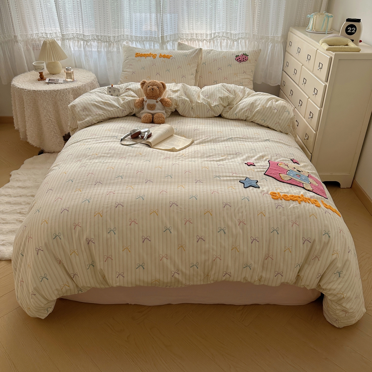 91家纺网 家纺一手货源 找家纺 盼季家纺 2025年A类毛巾绣水洗棉床上用品四件套学生宿舍床单被套三件套（含买家秀） 毛巾绣-躺平小熊