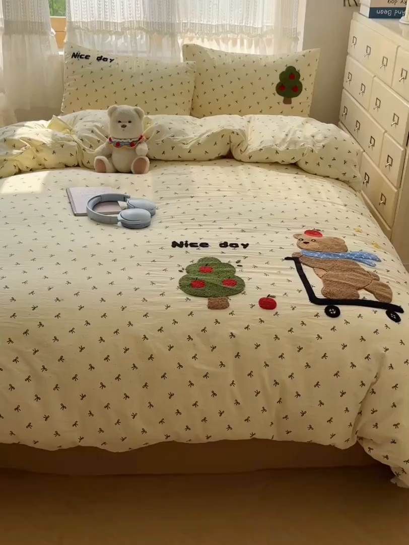 91家纺网 家纺一手货源 找家纺 盼季家纺 2025年A类毛巾绣水洗棉床上用品四件套学生宿舍床单被套三件套（含买家秀） 毛巾绣-滑板小熊