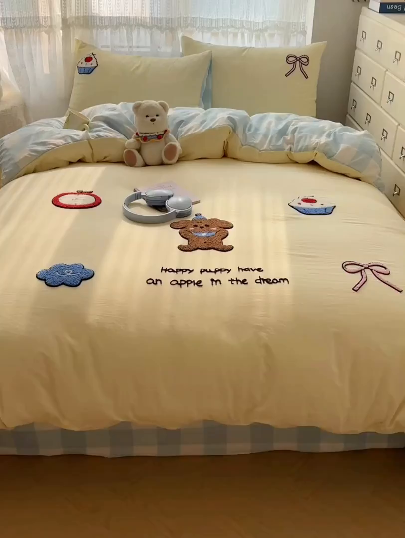 91家纺网 家纺一手货源 找家纺 盼季家纺 2025年A类毛巾绣水洗棉床上用品四件套学生宿舍床单被套三件套（含买家秀） 毛巾绣-蓝格丝带酱