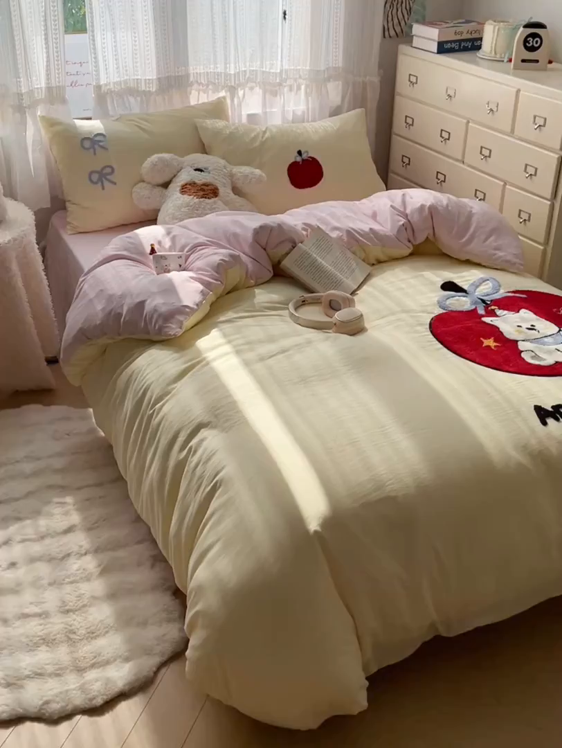 91家纺网 家纺一手货源 找家纺 盼季家纺 2025年A类毛巾绣水洗棉床上用品四件套学生宿舍床单被套三件套（含买家秀） 毛巾绣-丝带苹果汪汪