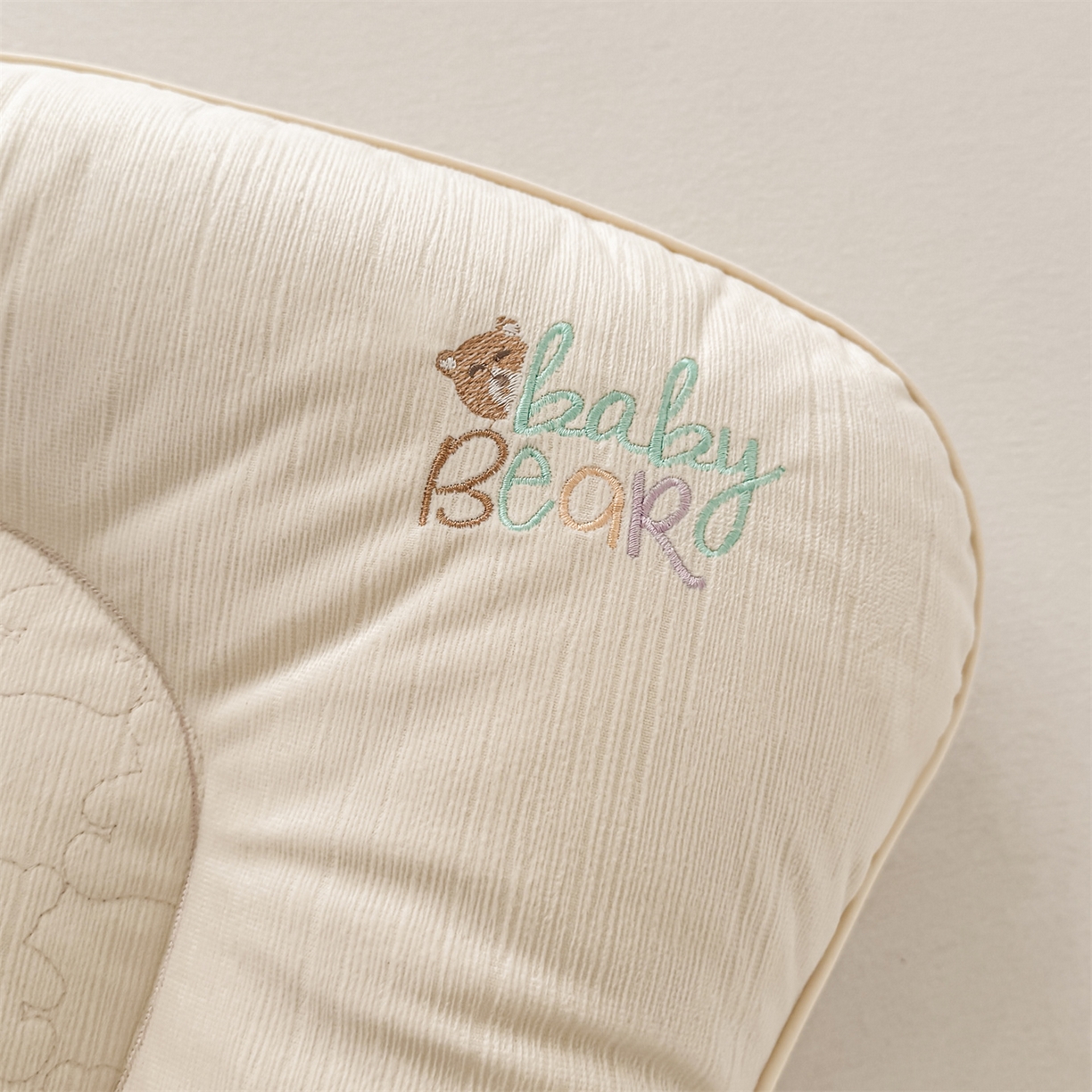 91家纺网 家纺一手货源 找家纺 （总）麦肯锡 2025新款奶糖熊安抚儿童枕枕头枕芯