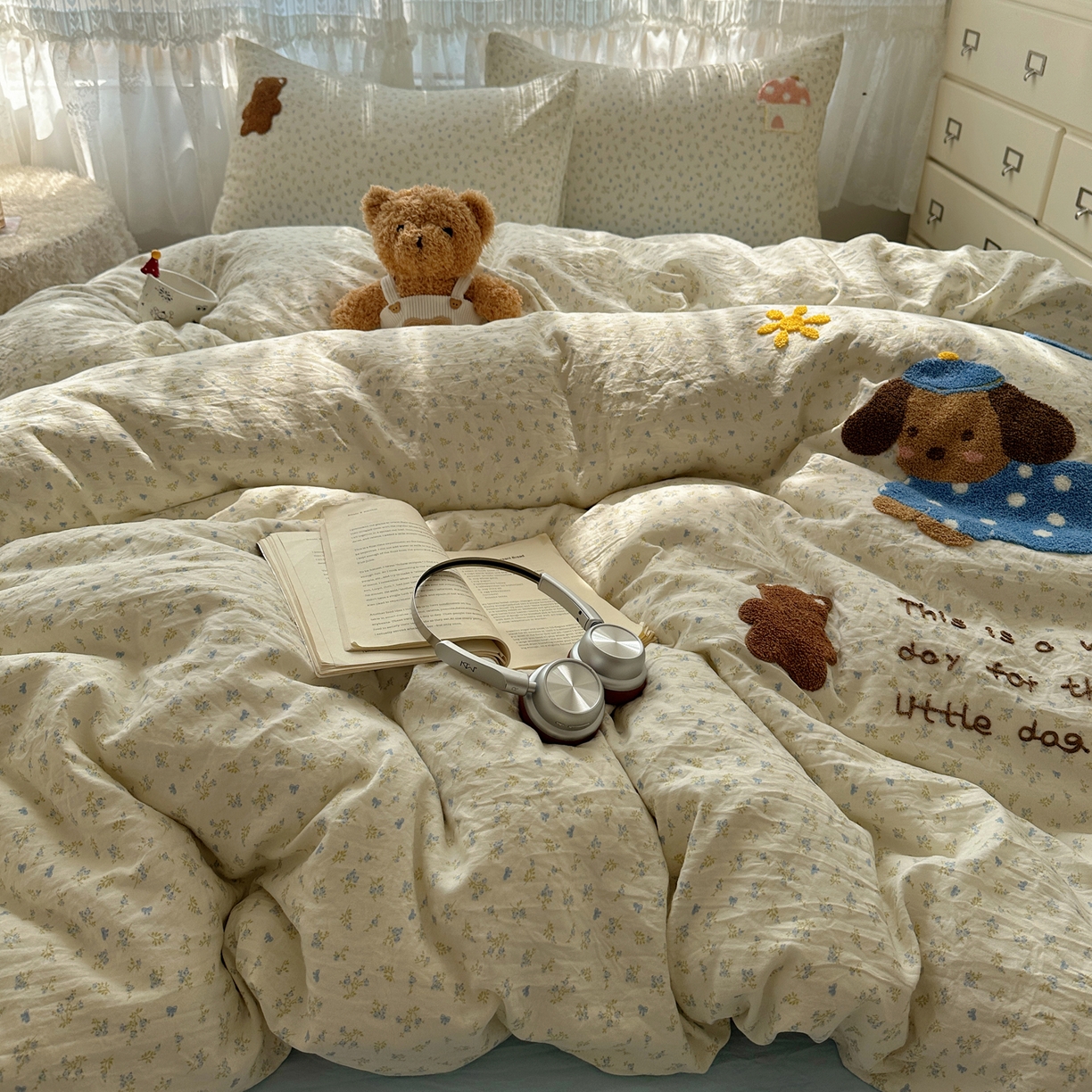 91家纺网 家纺一手货源 找家纺 盼季家纺 2025年A类毛巾绣水洗棉床上用品四件套学生宿舍床单被套三件套（含买家秀） 毛巾绣-汪汪花园狗