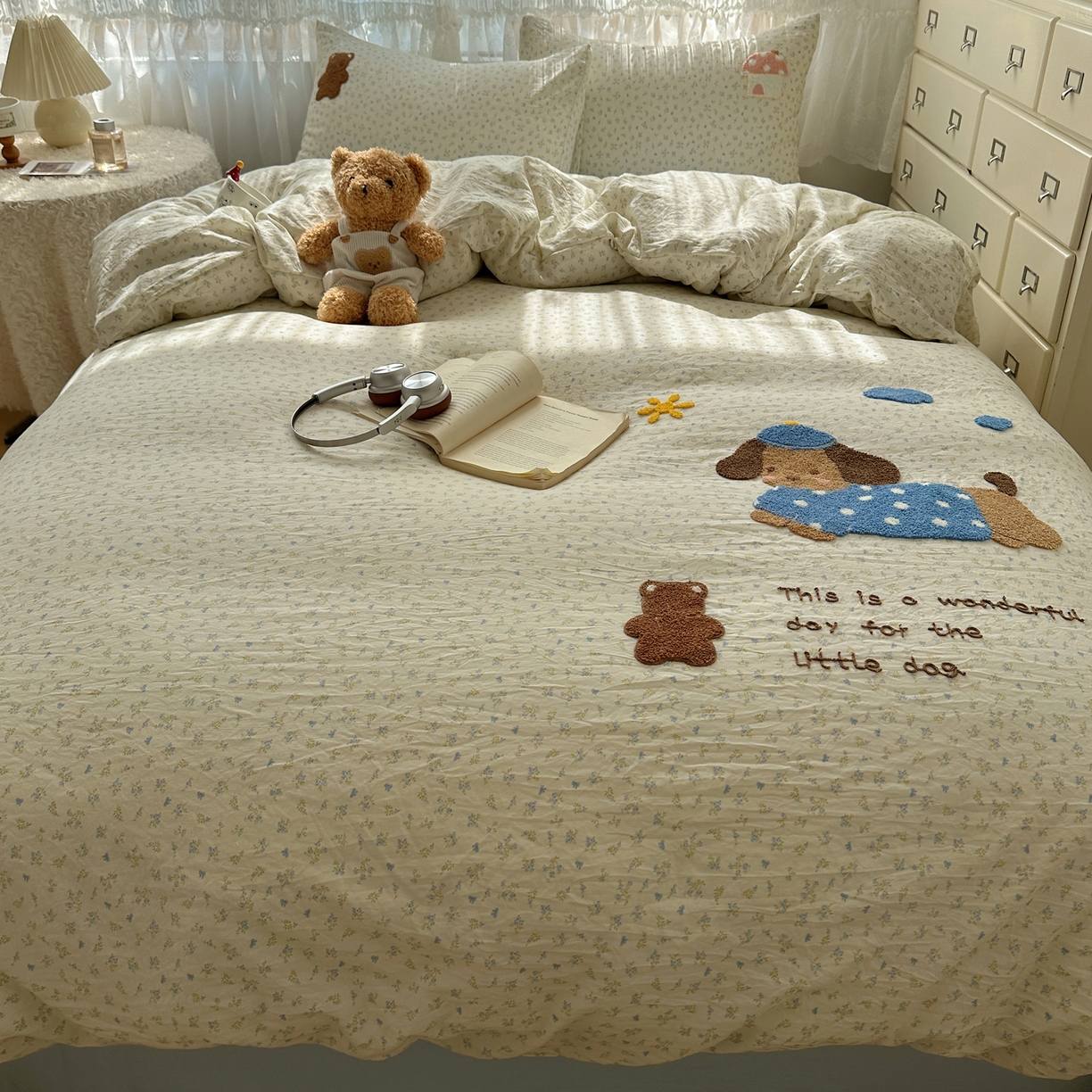 91家纺网 家纺一手货源 找家纺 盼季家纺 2025年A类毛巾绣水洗棉床上用品四件套学生宿舍床单被套三件套（含买家秀） 毛巾绣-汪汪花园狗