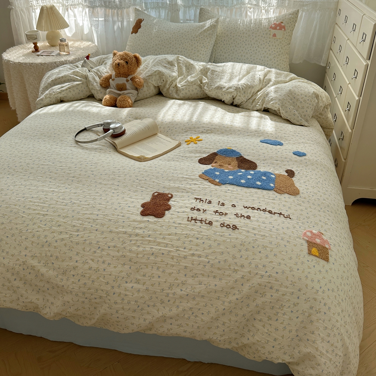 91家纺网 家纺一手货源 找家纺 盼季家纺 2025年A类毛巾绣水洗棉床上用品四件套学生宿舍床单被套三件套（含买家秀） 毛巾绣-汪汪花园狗