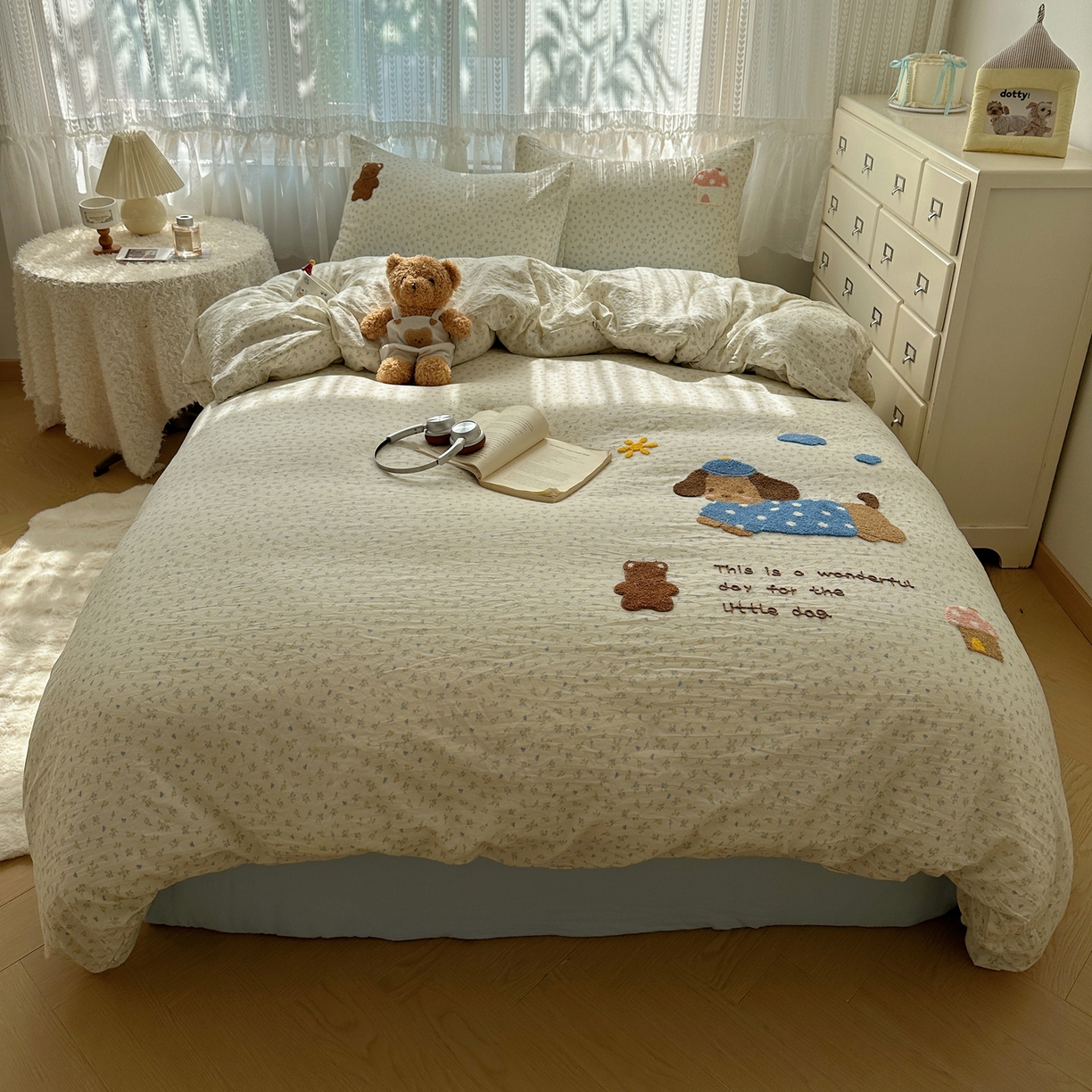 91家纺网 家纺一手货源 找家纺 盼季家纺 2025年A类毛巾绣水洗棉床上用品四件套学生宿舍床单被套三件套（含买家秀） 毛巾绣-汪汪花园狗