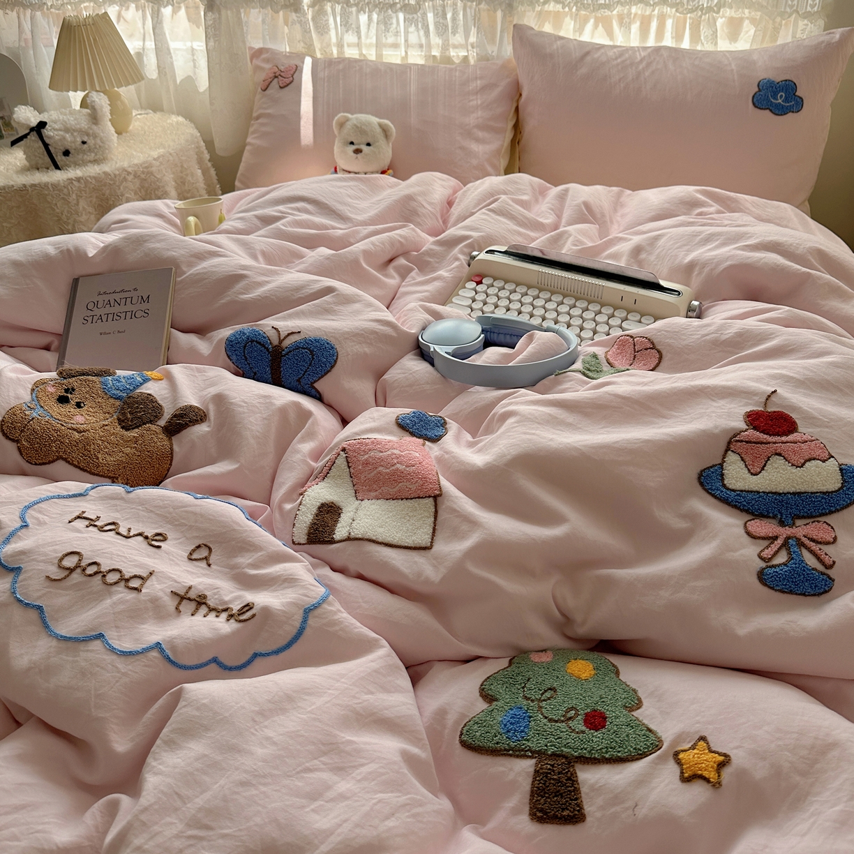 91家纺网 家纺一手货源 找家纺 盼季家纺 2025年A类毛巾绣水洗棉床上用品四件套学生宿舍床单被套三件套（含买家秀） 毛巾绣-小狗的家园