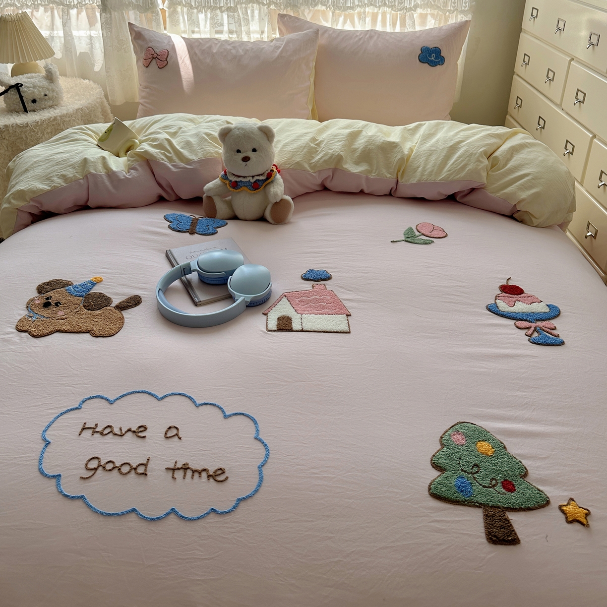 91家纺网 家纺一手货源 找家纺 盼季家纺 2025年A类毛巾绣水洗棉床上用品四件套学生宿舍床单被套三件套（含买家秀） 毛巾绣-小狗的家园