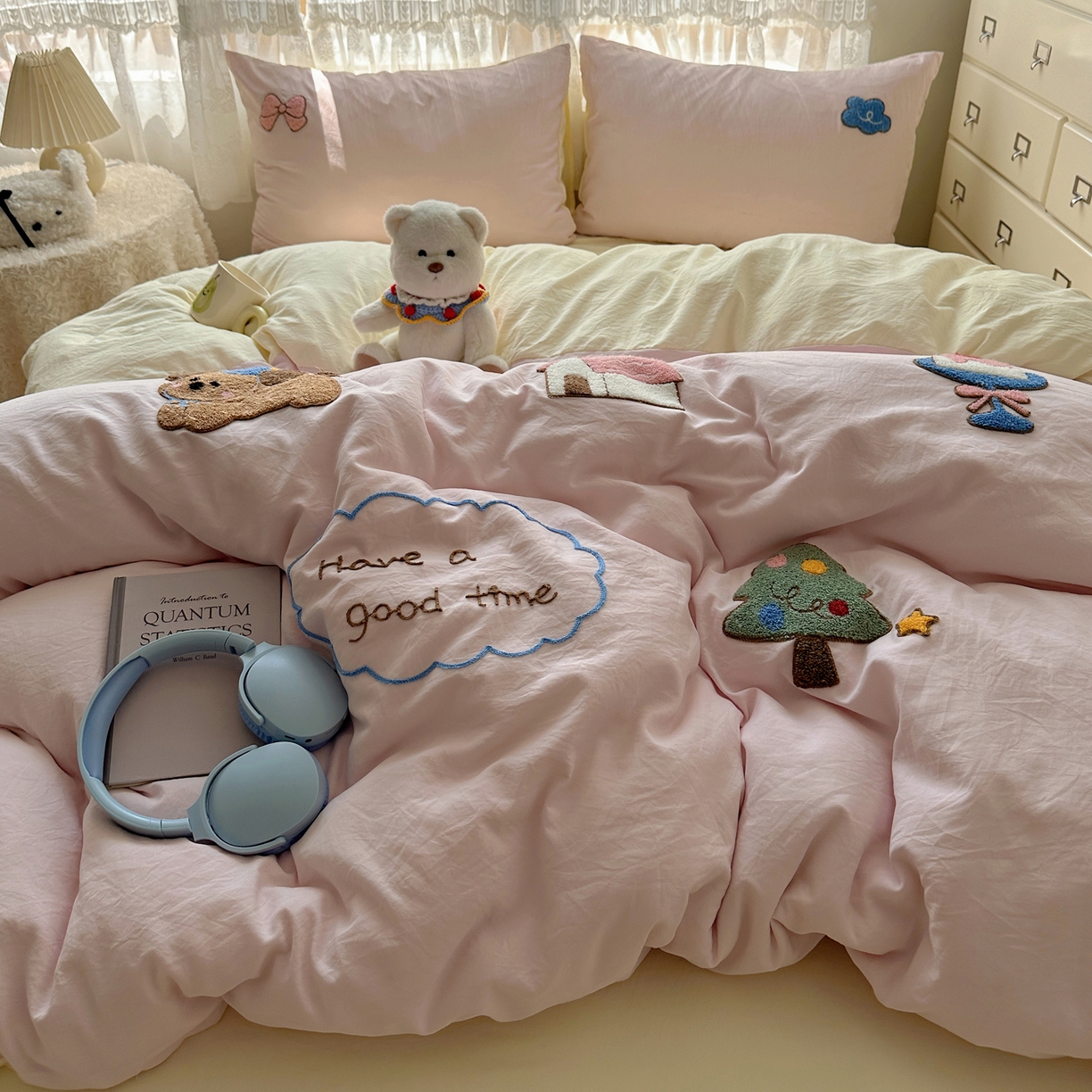 91家纺网 家纺一手货源 找家纺 盼季家纺 2025年A类毛巾绣水洗棉床上用品四件套学生宿舍床单被套三件套（含买家秀） 毛巾绣-小狗的家园