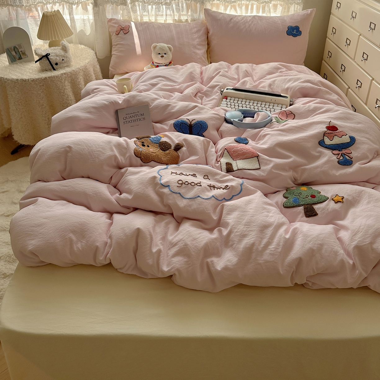 91家纺网 家纺一手货源 找家纺 盼季家纺 2025年A类毛巾绣水洗棉床上用品四件套学生宿舍床单被套三件套（含买家秀） 毛巾绣-小狗的家园