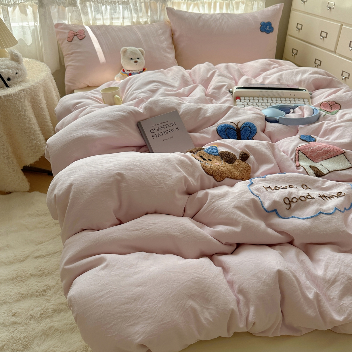 91家纺网 家纺一手货源 找家纺 盼季家纺 2025年A类毛巾绣水洗棉床上用品四件套学生宿舍床单被套三件套（含买家秀） 毛巾绣-小狗的家园