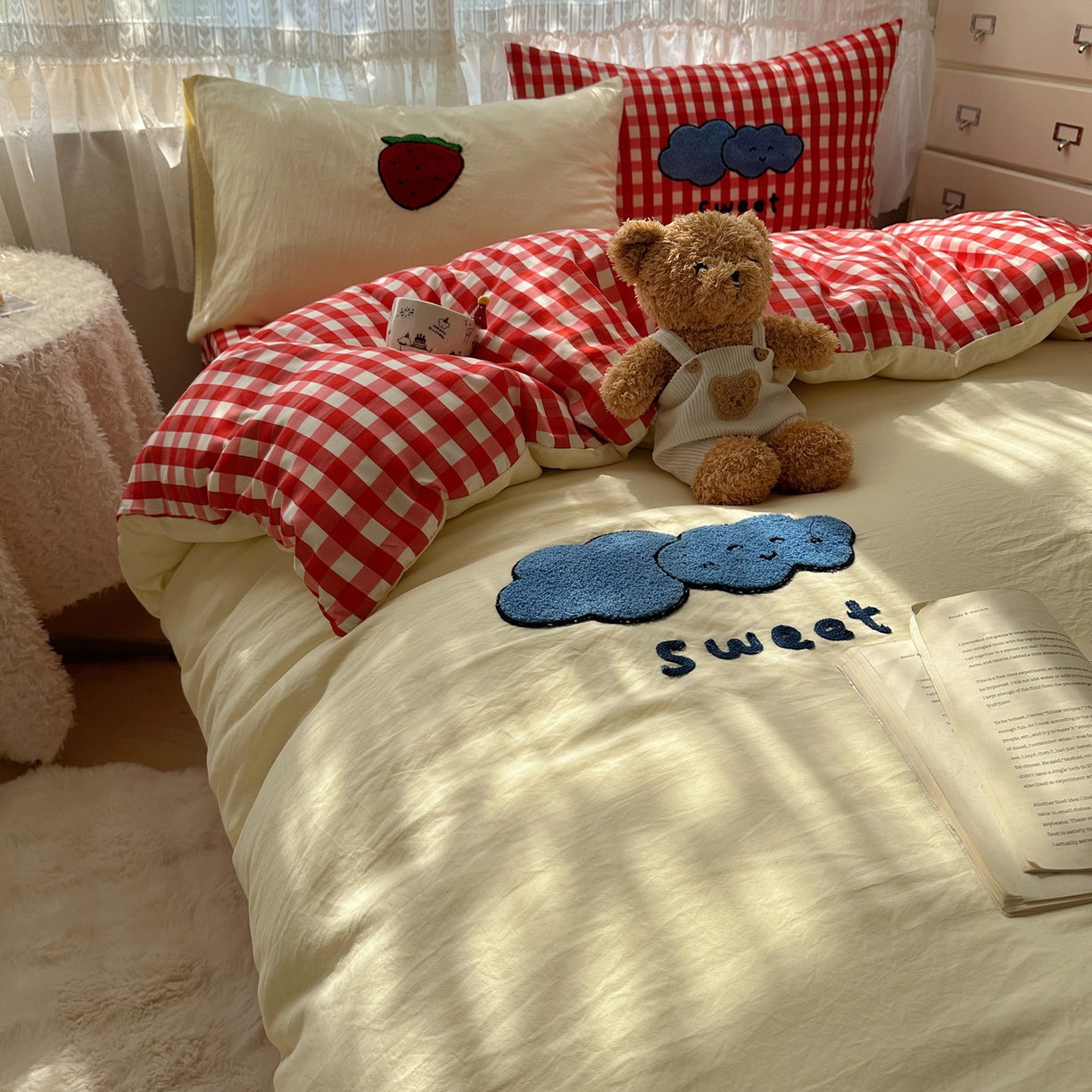 91家纺网 家纺一手货源 找家纺 盼季家纺 2025年A类毛巾绣水洗棉床上用品四件套学生宿舍床单被套三件套（含买家秀） 毛巾绣-红格子kk猫