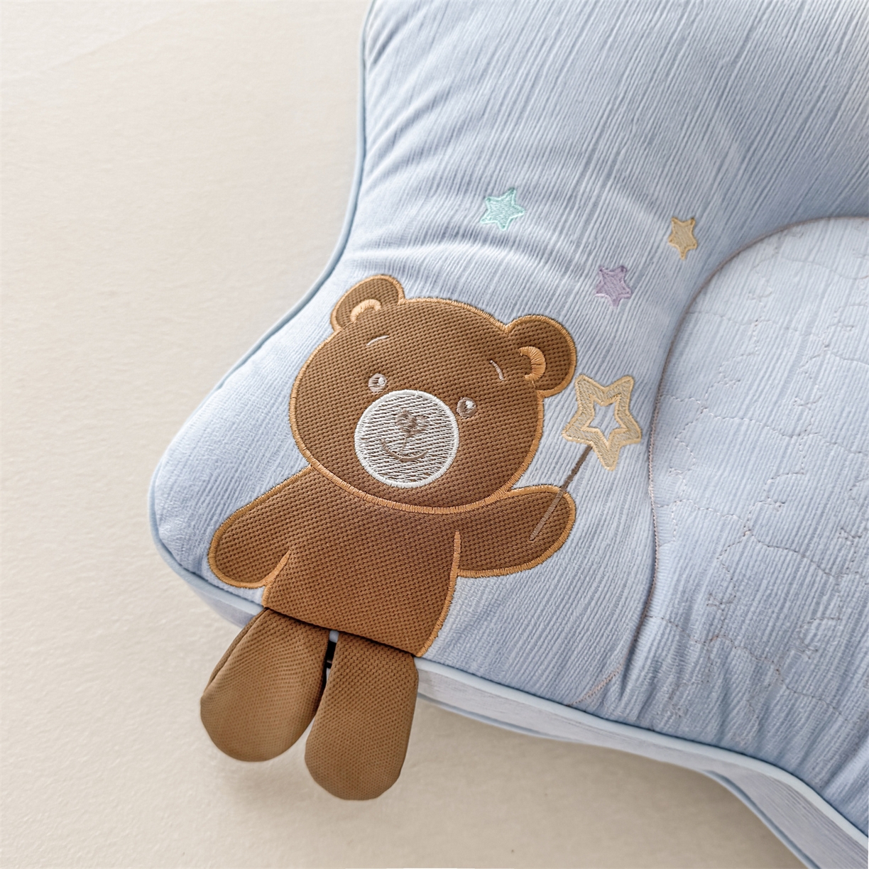 91家纺网 家纺一手货源 找家纺 麦肯锡 2025新款奶糖熊安抚儿童枕枕头枕芯 俏皮蓝