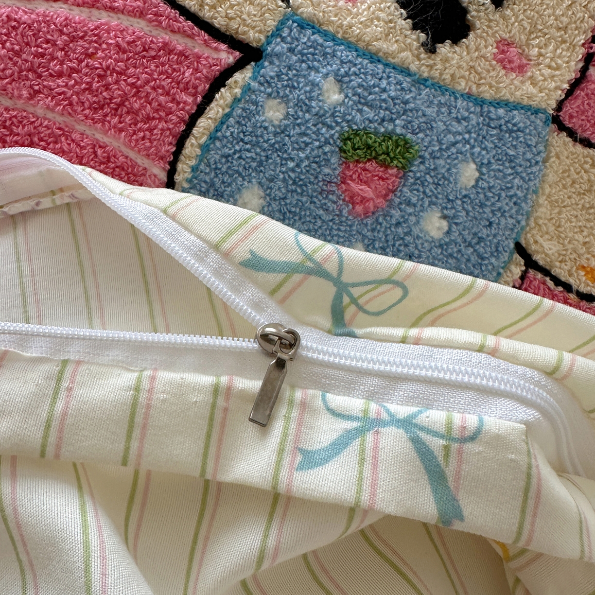 91家纺网 家纺一手货源 找家纺 盼季家纺 2025年A类毛巾绣水洗棉床上用品四件套学生宿舍床单被套三件套（含买家秀） 毛巾绣-躺平小熊