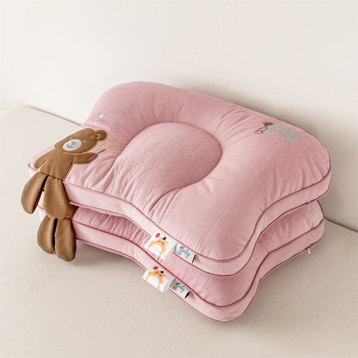 91家纺网 家纺一手货源 找家纺 麦肯锡 2025新款奶糖熊安抚儿童枕枕头枕芯 甜心粉