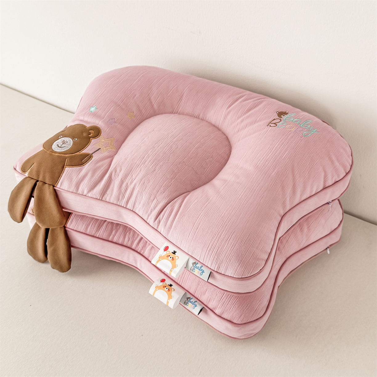 91家纺网 家纺一手货源 找家纺 麦肯锡 2025新款奶糖熊安抚儿童枕枕头枕芯 甜心粉