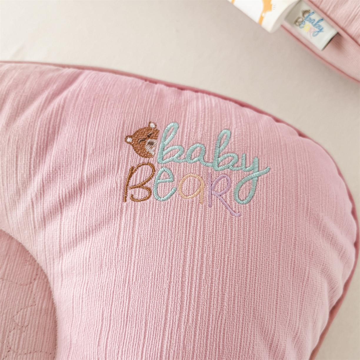 91家纺网 家纺一手货源 找家纺 麦肯锡 2025新款奶糖熊安抚儿童枕枕头枕芯 甜心粉