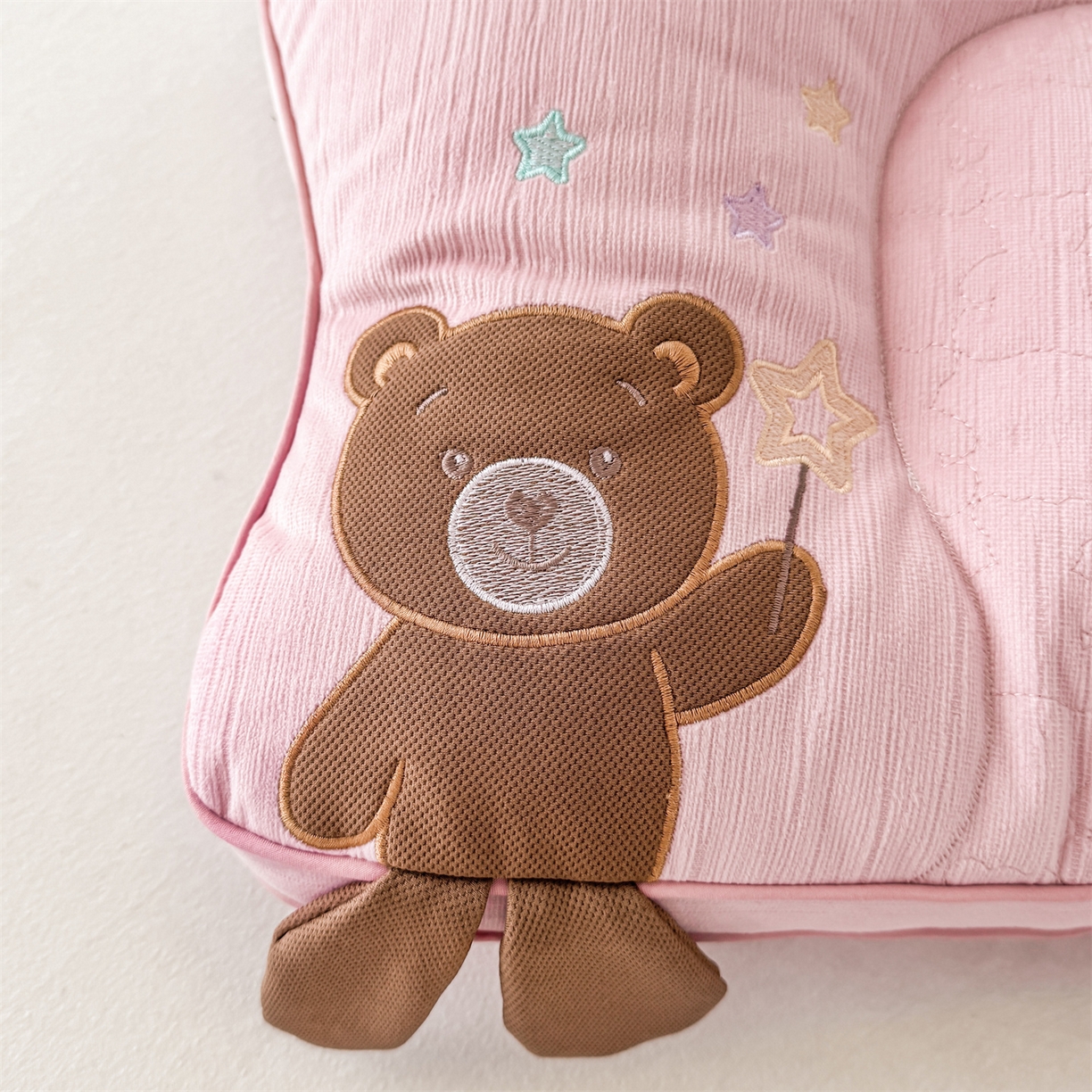 91家纺网 家纺一手货源 找家纺 麦肯锡 2025新款奶糖熊安抚儿童枕枕头枕芯 甜心粉