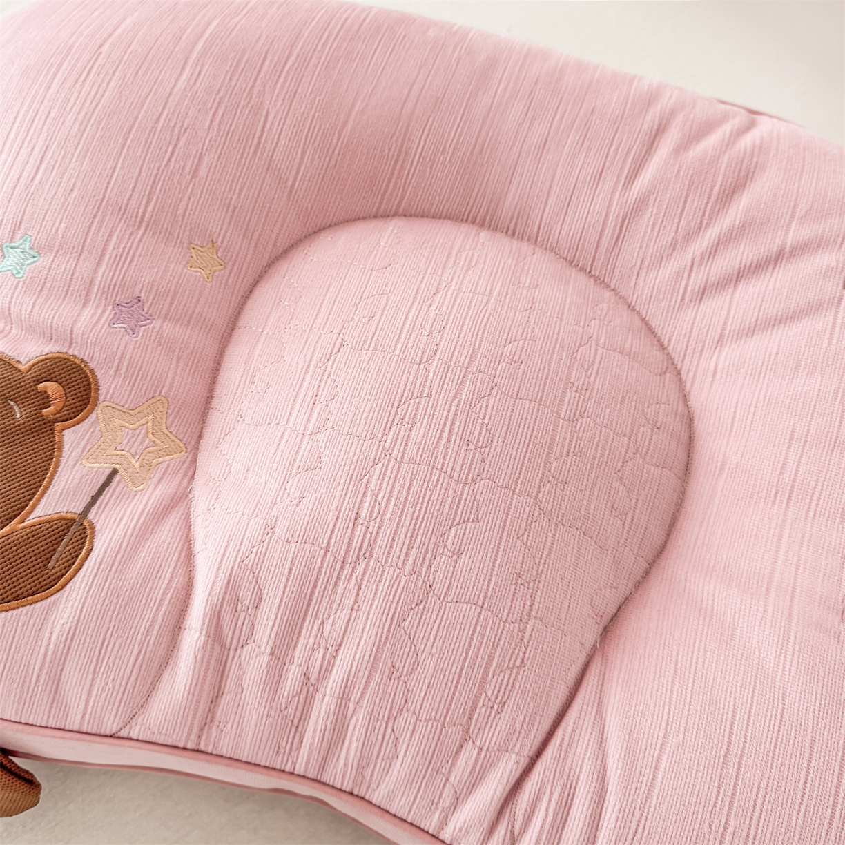 91家纺网 家纺一手货源 找家纺 麦肯锡 2025新款奶糖熊安抚儿童枕枕头枕芯 甜心粉