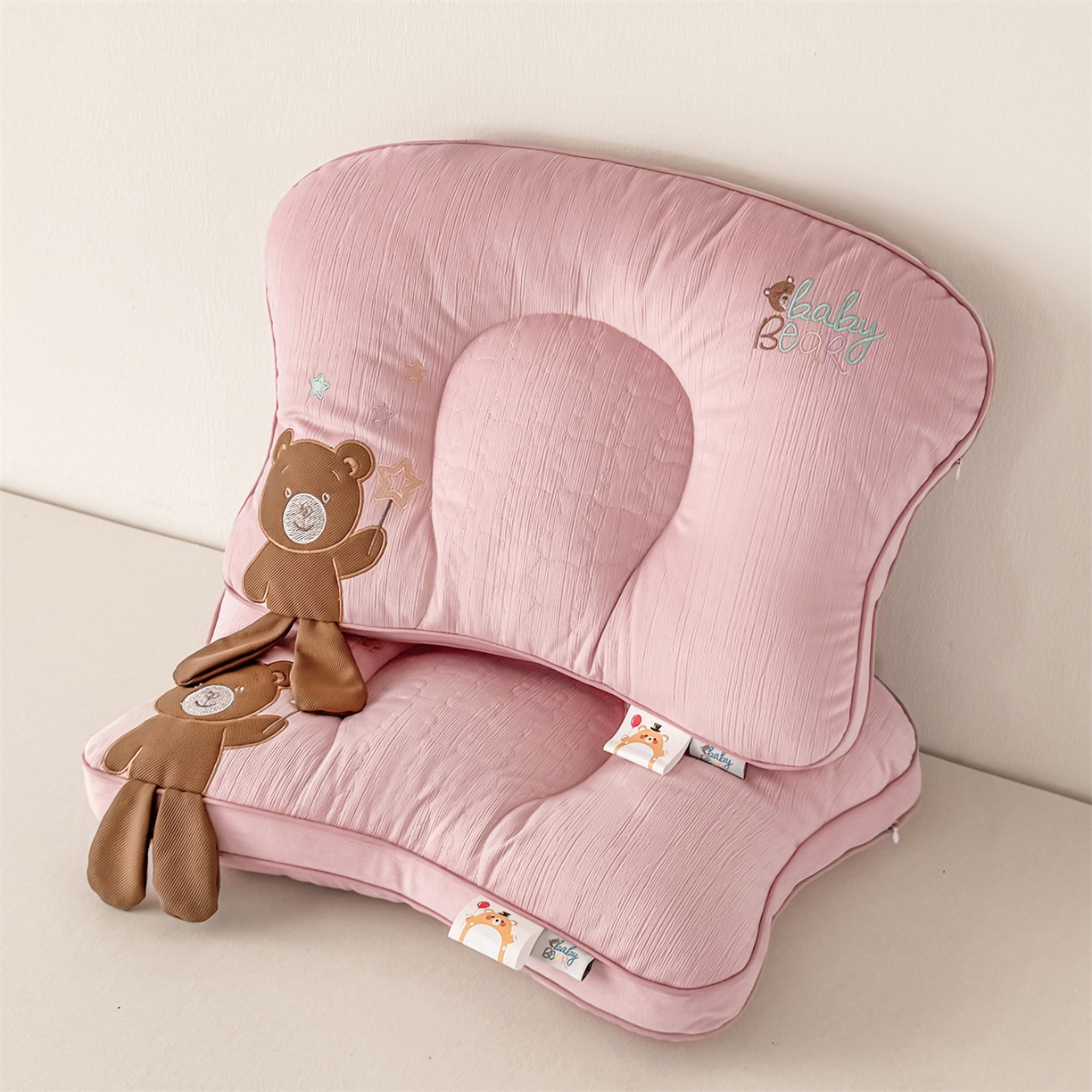 91家纺网 家纺一手货源 找家纺 麦肯锡 2025新款奶糖熊安抚儿童枕枕头枕芯 甜心粉