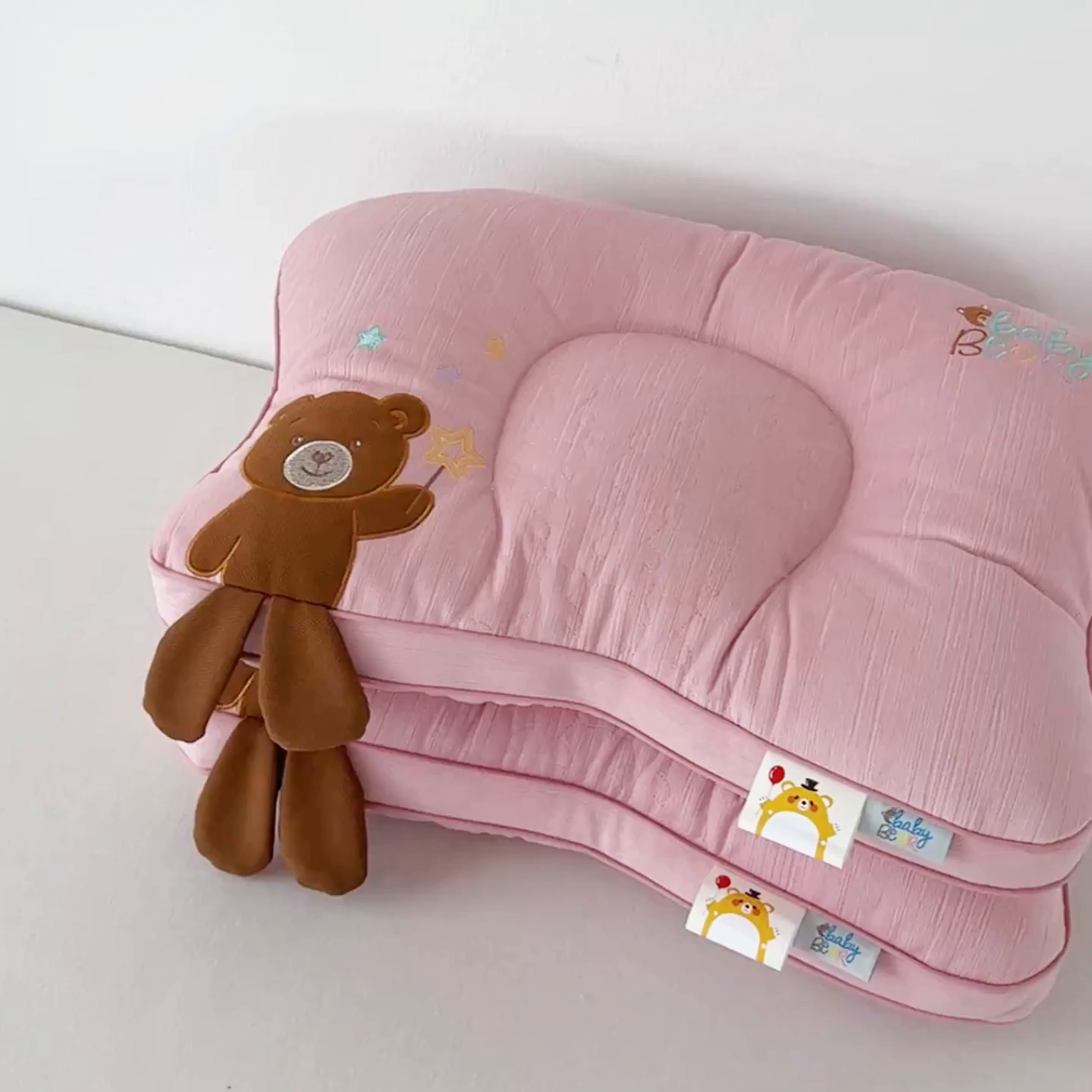 91家纺网 家纺一手货源 找家纺 麦肯锡 2025新款奶糖熊安抚儿童枕枕头枕芯 甜心粉