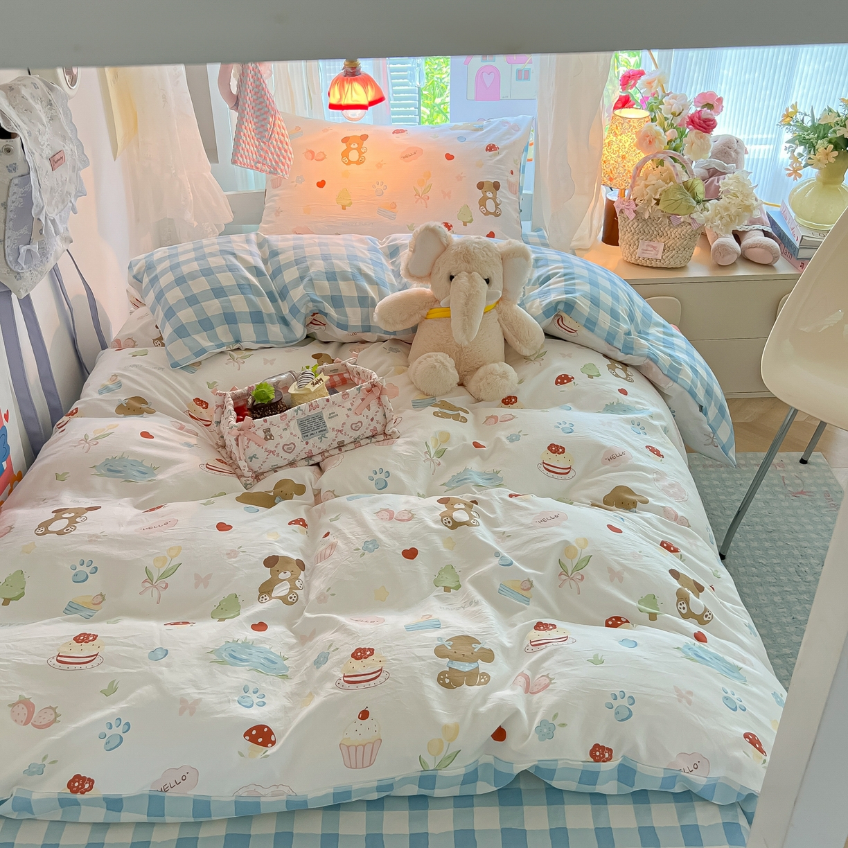 91家纺网 家纺一手货源 找家纺 盼季家纺 2025新款奶油风小清新学生宿舍床上三件套寝室上下铺床单被套床笠三件套 简单款-蓝格小熊酱