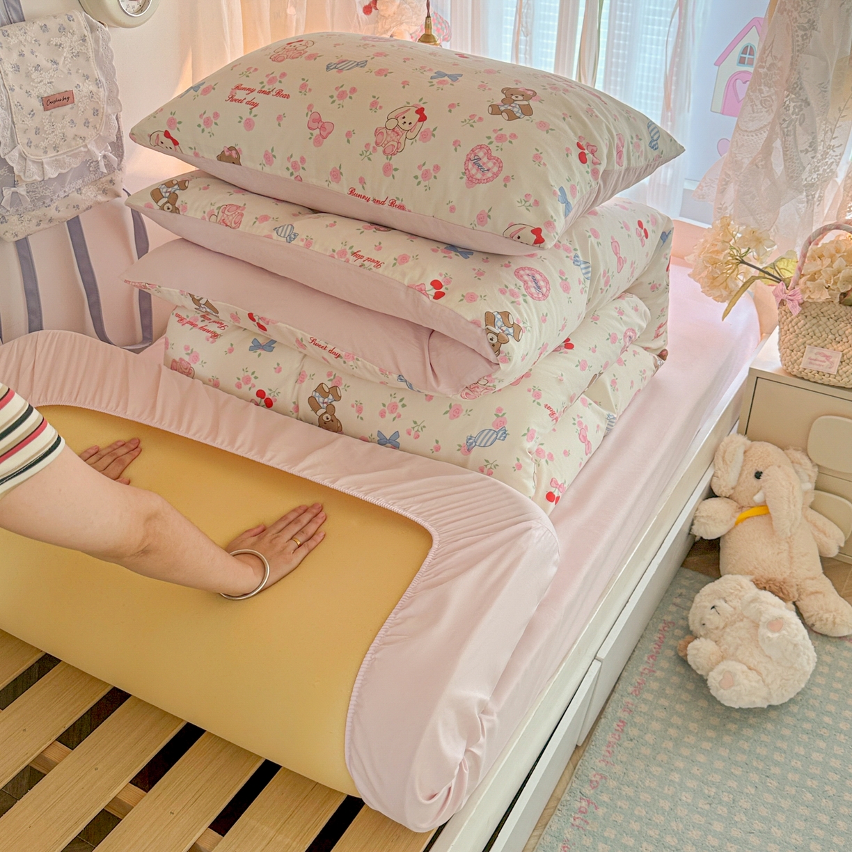 91家纺网 家纺一手货源 找家纺 盼季家纺 2025新款奶油风小清新学生宿舍床上三件套寝室上下铺床单被套床笠三件套 简单款-糖果小熊