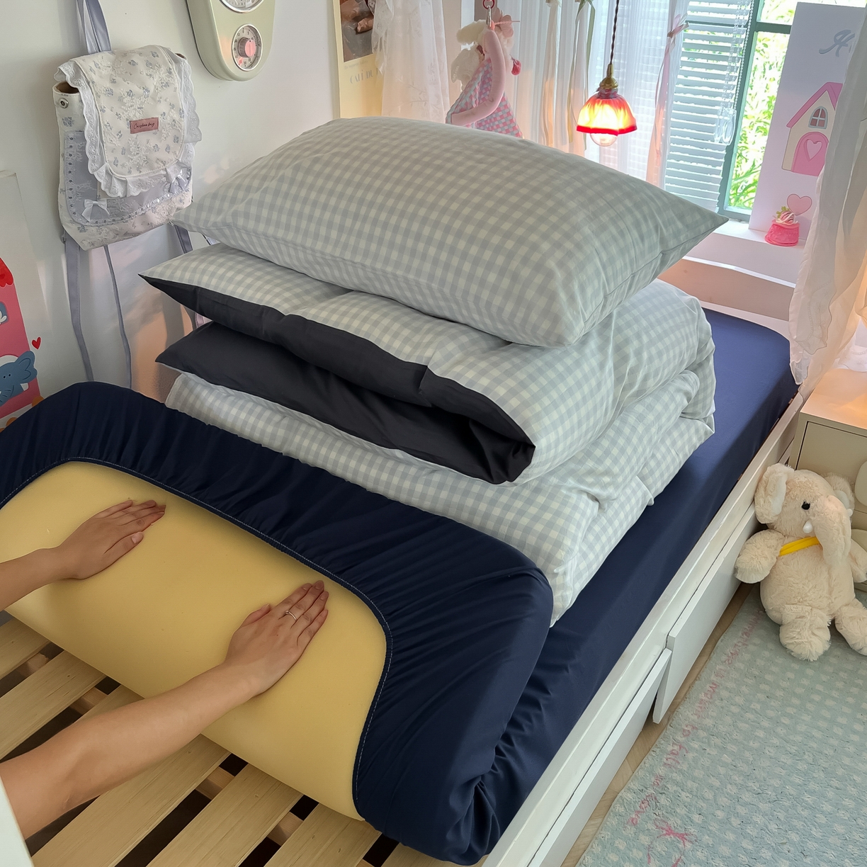 91家纺网 家纺一手货源 找家纺 盼季家纺 2025新款奶油风小清新学生宿舍床上三件套寝室上下铺床单被套床笠三件套 简单款-浅蓝格藏青