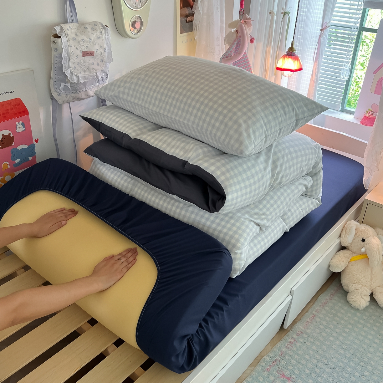 91家纺网 家纺一手货源 找家纺 盼季家纺 2025新款奶油风小清新学生宿舍床上三件套寝室上下铺床单被套床笠三件套 简单款-浅蓝格藏青