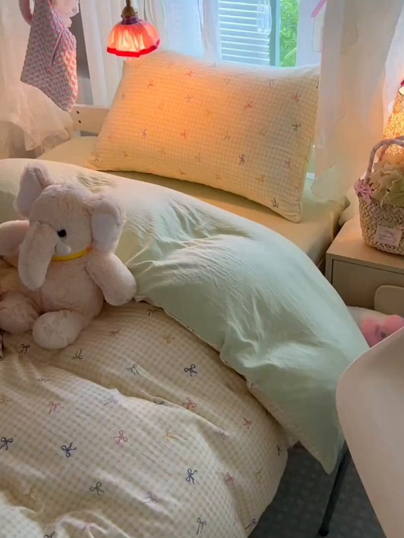 91家纺网 家纺一手货源 找家纺 盼季家纺 2025新款奶油风小清新学生宿舍床上三件套寝室上下铺床单被套床笠三件套 简单款-黄格蝴蝶结