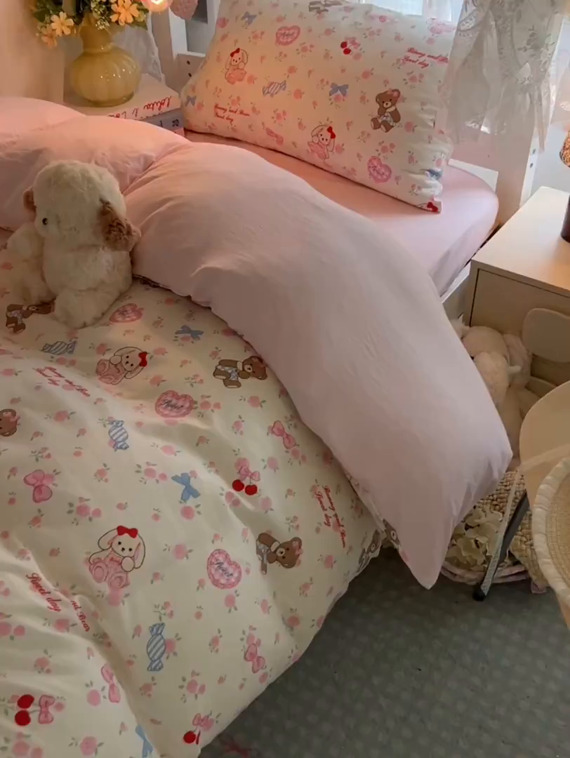 91家纺网 家纺一手货源 找家纺 盼季家纺 2025新款奶油风小清新学生宿舍床上三件套寝室上下铺床单被套床笠三件套 简单款-糖果小熊