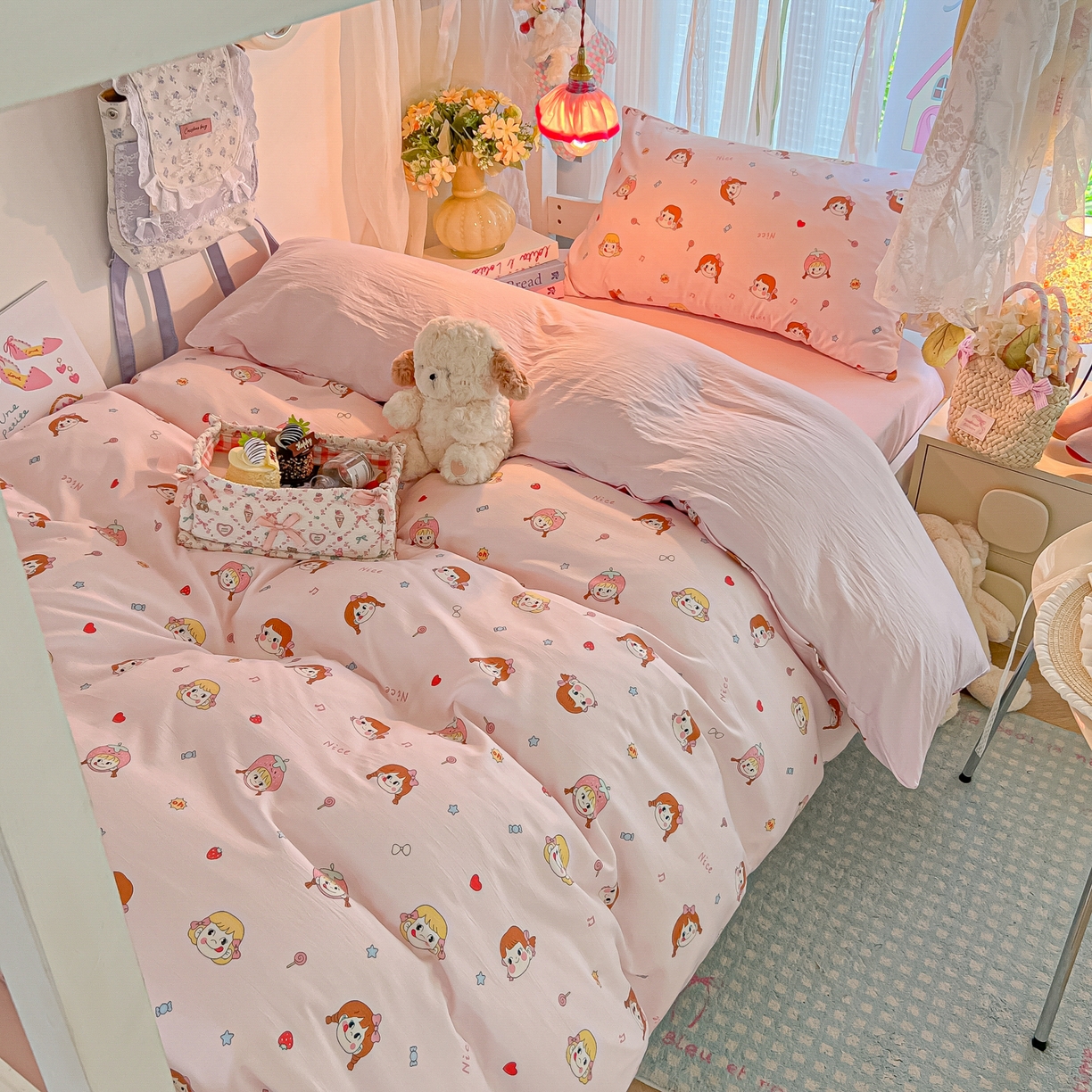 91家纺网 家纺一手货源 找家纺 盼季家纺 2025新款奶油风小清新学生宿舍床上三件套寝室上下铺床单被套床笠三件套 简单款-不二小女孩