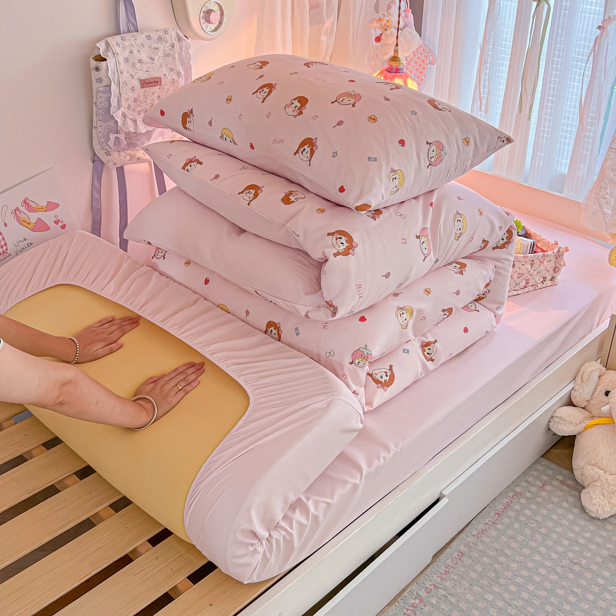 91家纺网 家纺一手货源 找家纺 盼季家纺 2025新款奶油风小清新学生宿舍床上三件套寝室上下铺床单被套床笠三件套 简单款-不二小女孩