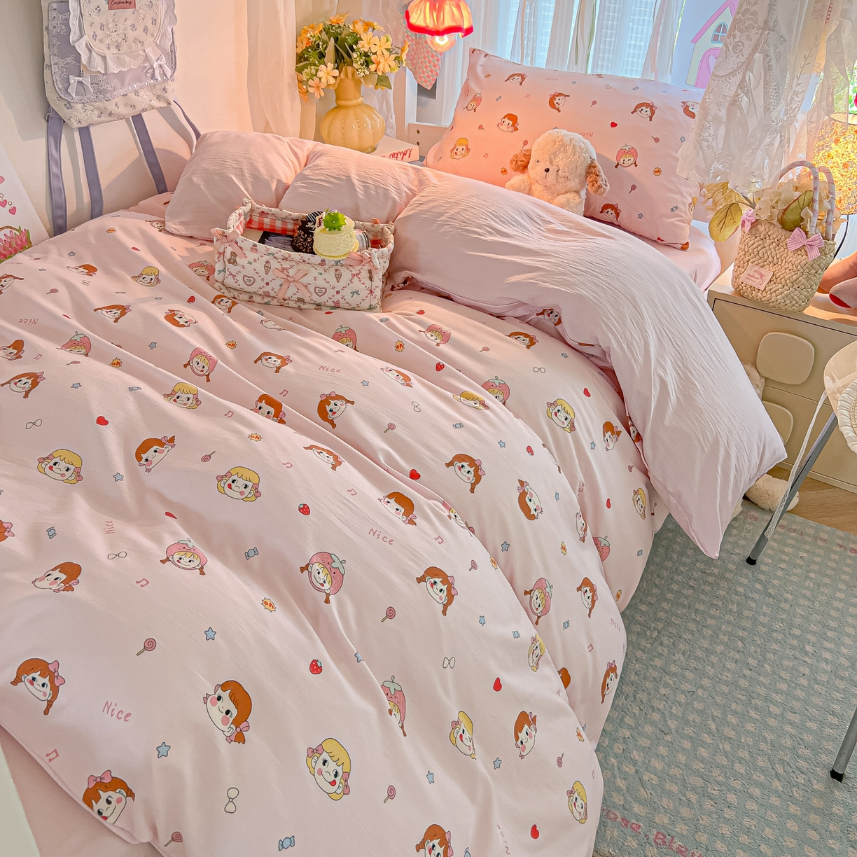 91家纺网 家纺一手货源 找家纺 盼季家纺 2025新款奶油风小清新学生宿舍床上三件套寝室上下铺床单被套床笠三件套 简单款-不二小女孩