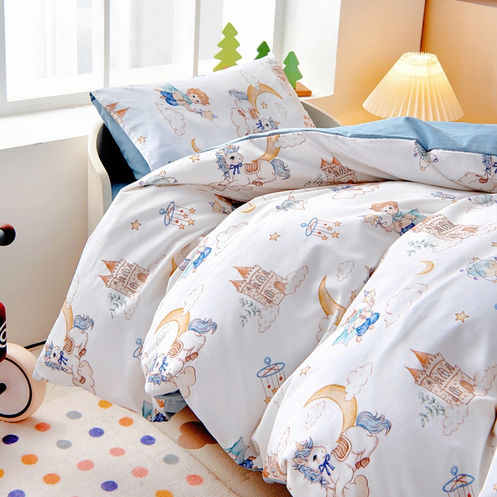 91家纺网 家纺一手货源 找家纺 （总）梵赫 2025新款纯棉A类50*50数码卡通小版婴童套件幼儿园三件套