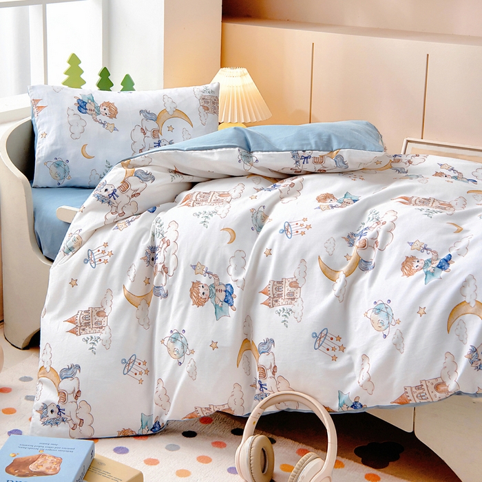 91家纺网 家纺一手货源 找家纺 梵赫 2025新款纯棉A类50*50数码卡通小版婴童套件幼儿园三件套 飞马小王子