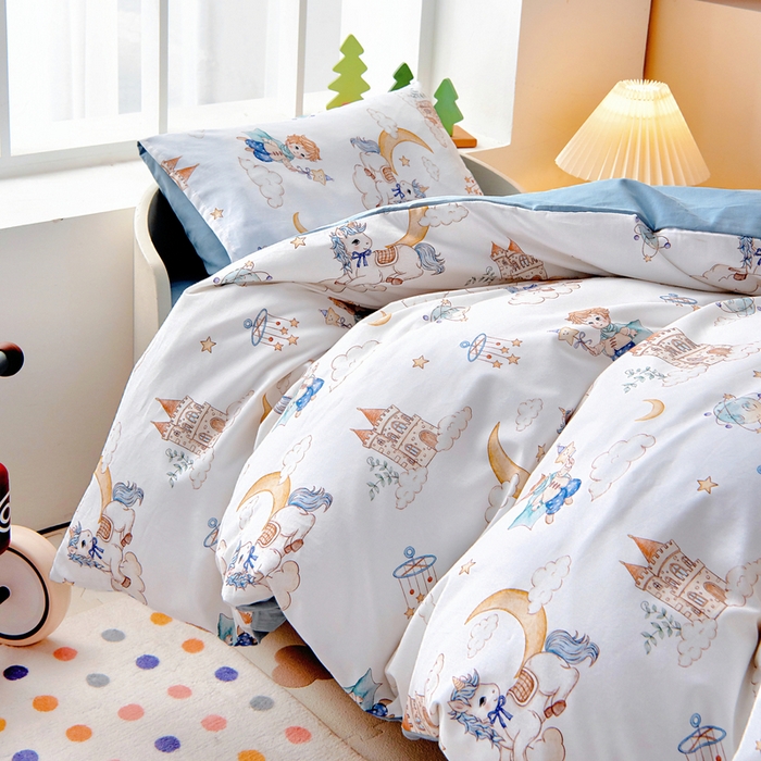 91家纺网 家纺一手货源 找家纺 梵赫 2025新款纯棉A类50*50数码卡通小版婴童套件幼儿园三件套 飞马小王子