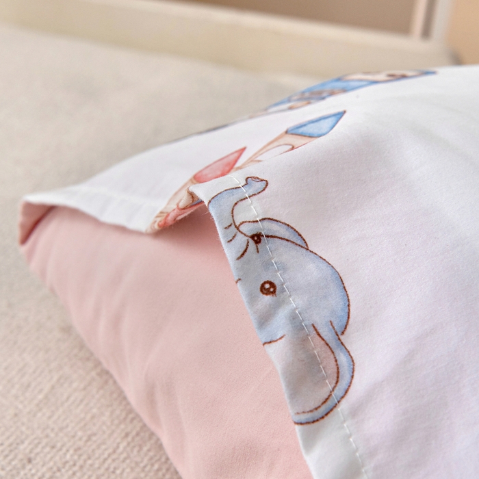 91家纺网 家纺一手货源 找家纺 梵赫 2025新款纯棉A类50*50数码卡通小版婴童套件幼儿园三件套 工程车乐园