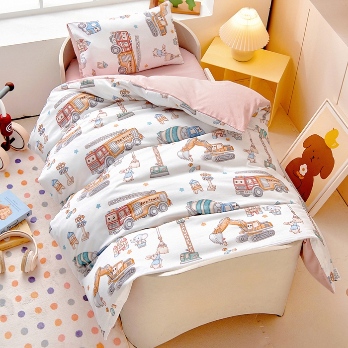 91家纺网 家纺一手货源 找家纺 梵赫 2025新款纯棉A类50*50数码卡通小版婴童套件幼儿园三件套 工程车乐园