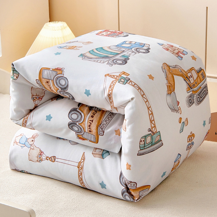 91家纺网 家纺一手货源 找家纺 梵赫 2025新款纯棉A类50*50数码卡通小版婴童套件幼儿园三件套 工程车乐园