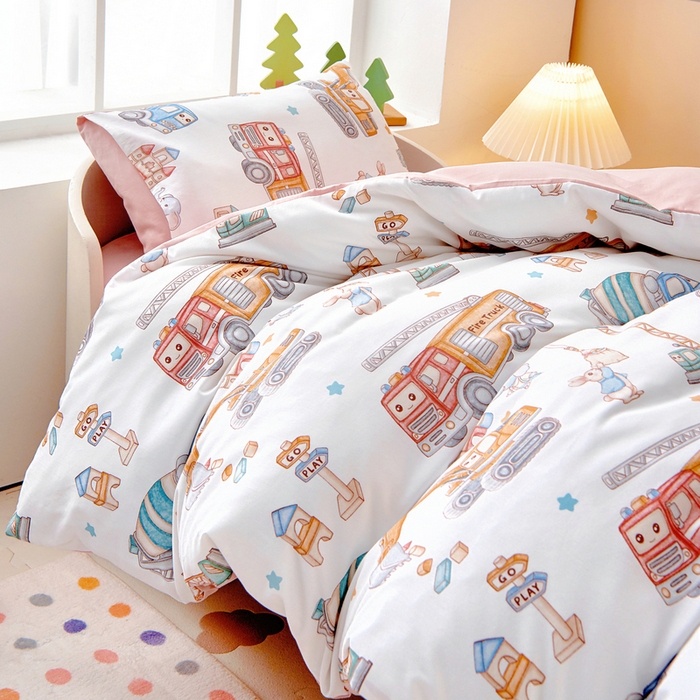 91家纺网 家纺一手货源 找家纺 梵赫 2025新款纯棉A类50*50数码卡通小版婴童套件幼儿园三件套 工程车乐园